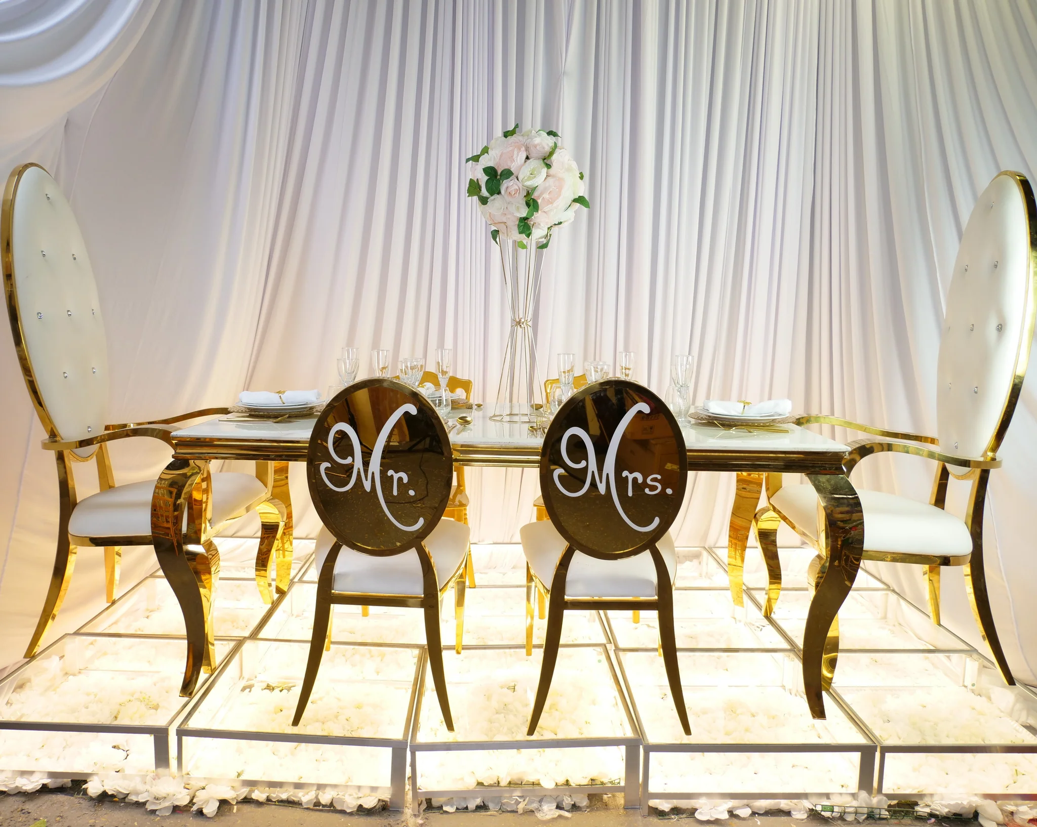Sièges d'honneur, coins photo, décorations de gâteau Cover