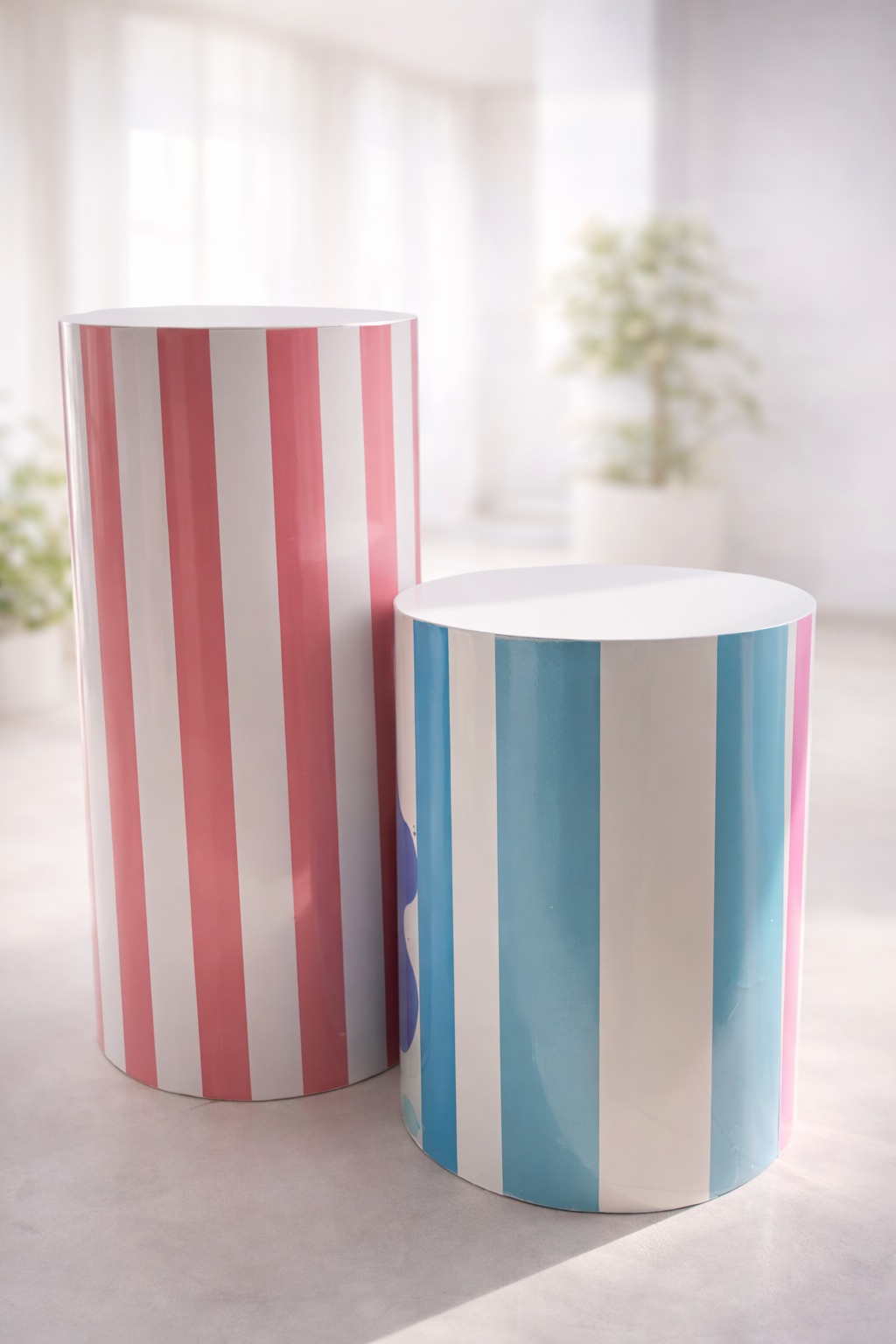 Tables rondes rose et bleu